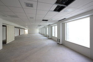 La tour Blanche doit son nom à la couleur de son vitrage et des piliers béton repeints en blanc, mais elle le doit aussi au matériau choisi pour revêtir les murs intérieurs : du Corian M1 de 6 mm, difficilement combustible et très facile d’entretien. En IGH, il y a un potentiel calorifique lié aux matériaux de construction. Il est ici de 255 mégajoules, ce qui laisse à l’aménageur 400 MJ/m2, limite à ne pas dépasser pour respecter le potentiel calorifique total autorisé. © Nicolas Vercellino