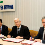 Le 20 février dernier, Didier Ridoret et Patrice Richard (président du directoire du groupe Point.P) ont signé une convention de partenariat, placée sous le parrainage du Plan Bâtiment durable représenté par son président, Philippe Pelletier. L'objectif pour le groupe Point.P est notamment d'accompagner chaque aée plus de 10 000 professioels parmi ses clients afin de leur permettre d'accéder aux qualifications RGE, notamment à celle des « Pros de la performance énergétique ». De gauche à droite sur la photo : Patrice Richard, Didier Ridoret et Philippe Pelletier