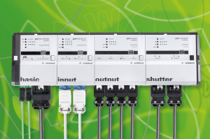 D’une épaisseur de seulement 44 mm, les modules de la gamme Gesis Flex sont reliés entre eux horizontalement et s'adaptent ainsi parfaitement aux espaces confinés, en faux planchers et faux plafonds ; le rail, fourni en option, permet l’accrochage du système sur une paroi et même sur un chemin de câbles.