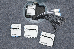 Si la zone d’encombrement ne permet pas d’installer tous les modules embrochés, il sera possible de les séparer ; des cordons de 50 cm ou 1 m permettront leur raccordement. La flexibilité est totale !