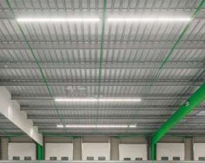 A La Roche-sur-Yon, la société Heppner a éclairé ses bâtiments logistiques et industriels en optant pour un éclairage 100 % LED. Codéveloppée en partenariat avec Briand Energies et Néolux, la solution a consisté à développer un luminaire linéaire utilisant des LED de faible puissance disposées sur une base aluminium : le transfert de chaleur s’effectue facilement et directement sur les poutres métalliques.