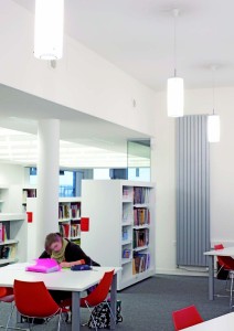 Lycée professioel Kyo to, Poitiers (86) « 100 % énergies propres ». Dans le CDI, en complément de la lumière naturelle, des appareils en saillie accueillent les lycéens dès l’entrée, tandis que des suspensions équipées de fluocompactes ponctuent les circulations en procurant 500 lux sur les tables.