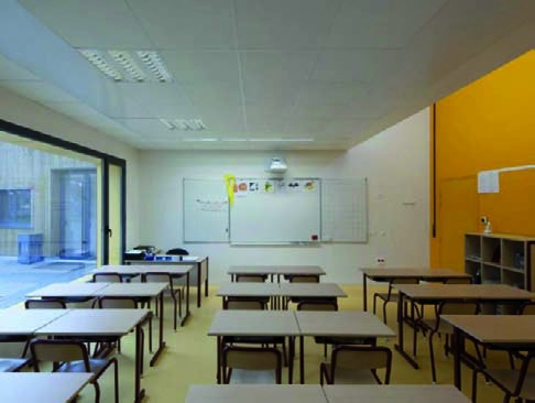 Le collège Luis Ortiz à Saint- Dizier (52), certifié HQE tertiaire et classé BBC, met en oeuvre un éclairage performant associé à un système de gestion qui pilote l’ensemble des salles de classe. (Jean-Philippe Thomas Architectes).