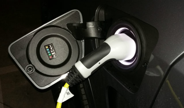 Véhicule électrique : des solutions pour la recharge en copropriétés ou en entreprises