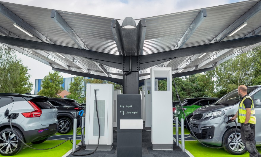 Les solutions pour coupler IRVE, production photovoltaïque et stockage d’électricité