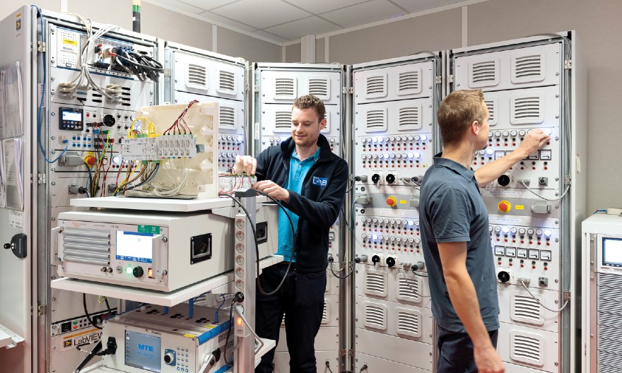 Socomec célèbre les 60 ans de son laboratoire d’essais à son usine de Benfeld (67) et développe l’automatisation de ses ateliers