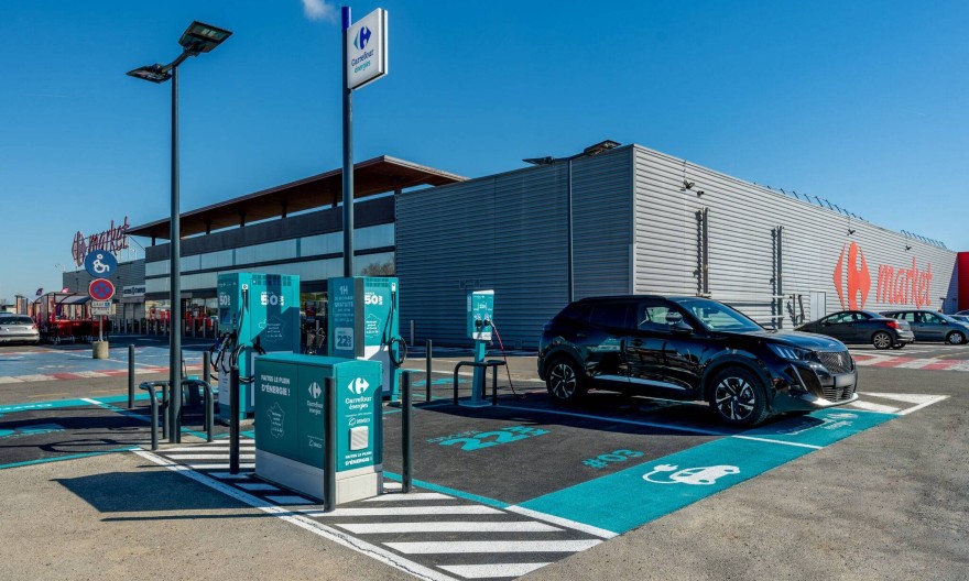 Le déploiement des bornes de recharge ouvertes au public dopé par l’augmentation des puissances