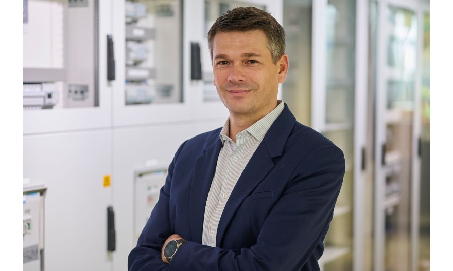 Florent Taesch, directeur commercial activité tertiaire chez Hager « Nous ne nous définissons pas uniquement comme un fabricant de bornes de recharge, mais plutôt comme un fournisseur de solutions IRVE complètes. »
