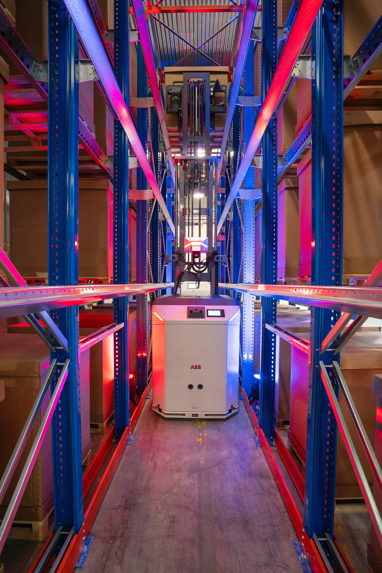 ABB Robotics complète sa gamme d’AMR à technologie Visual SLAM alimentée par l’IA avec un nouveau chariot élévateur autonome